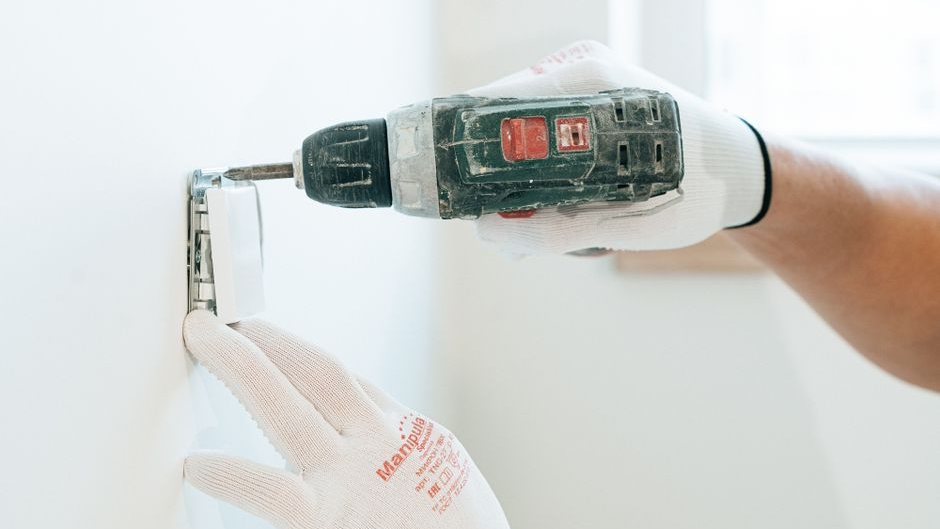 Drilling and mounting on a wall