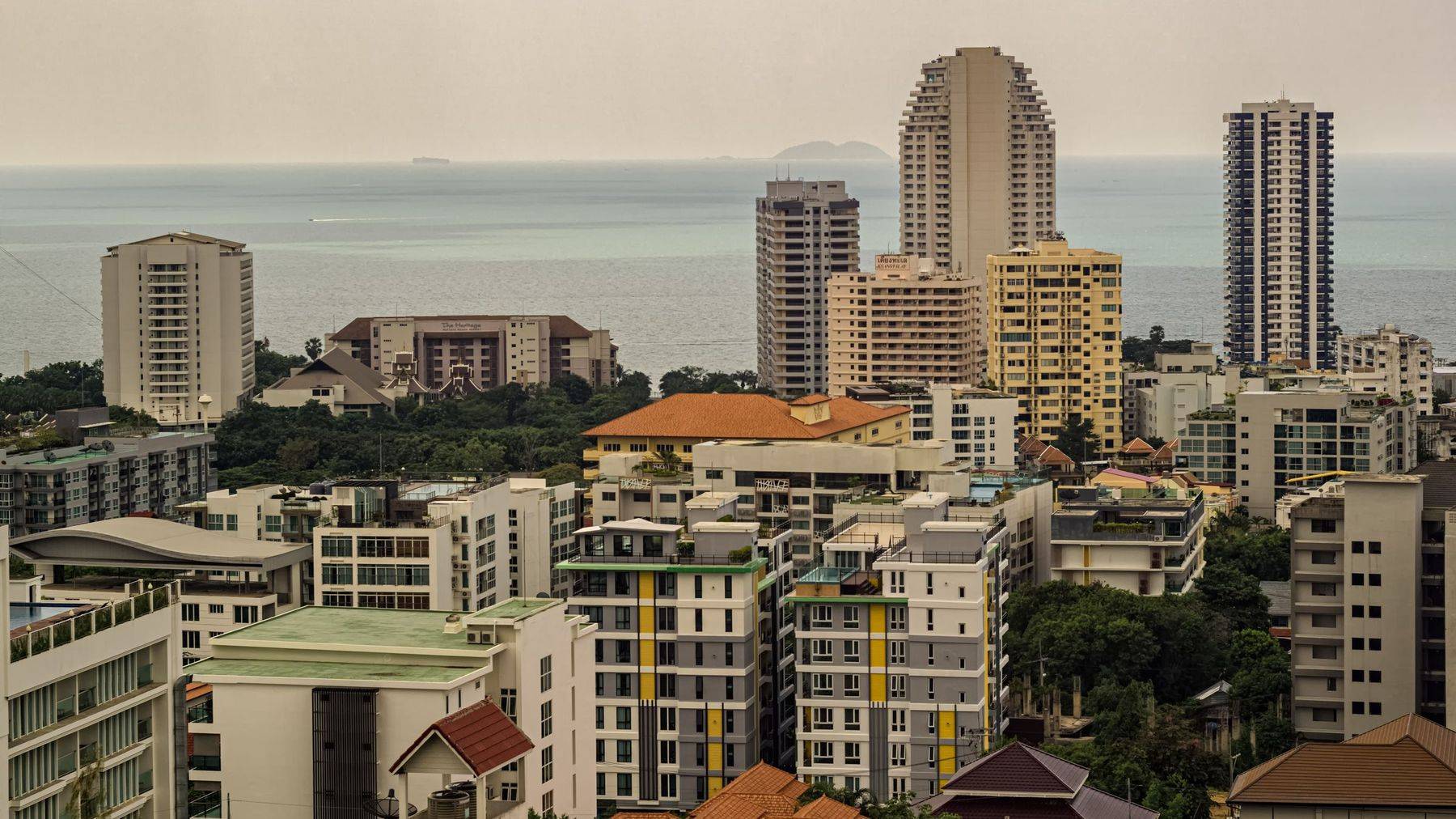 Luftaufnahme von Condominiums und Hotels in Pattaya am Meer